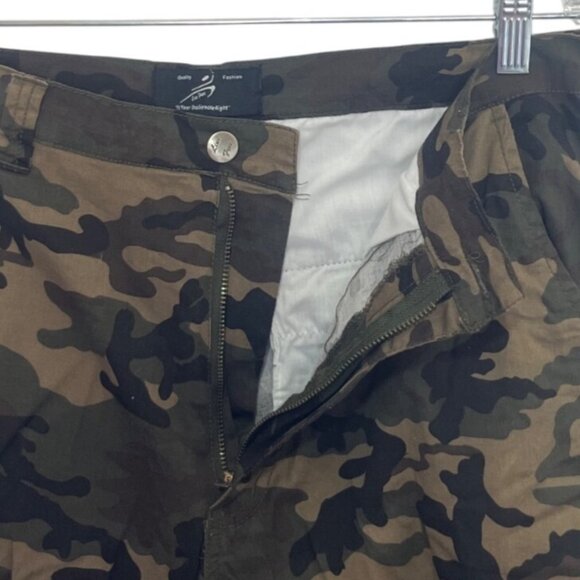Live Free Camouflage Cargo Shorts Size 33 Green Cotton Stretch - Picture 5 of 8